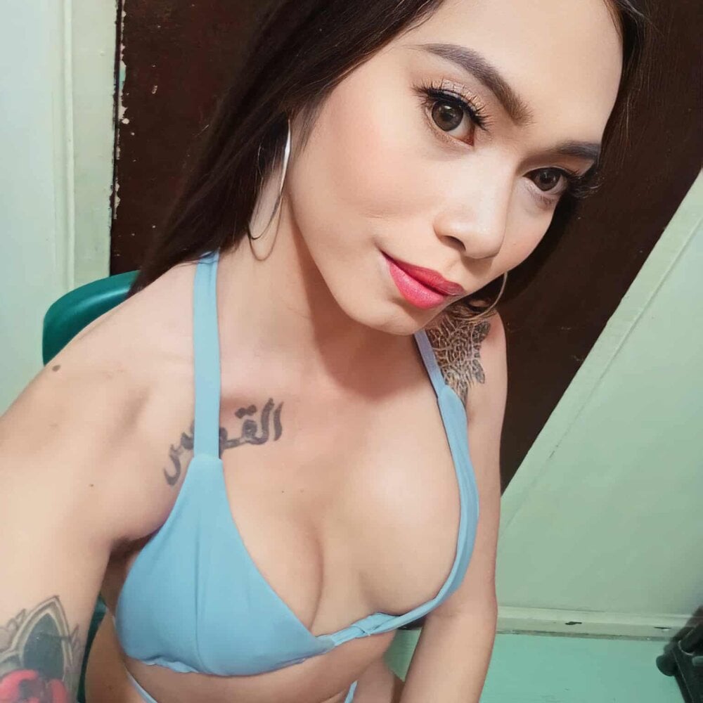 HugeDickSelfsuckerCamilla