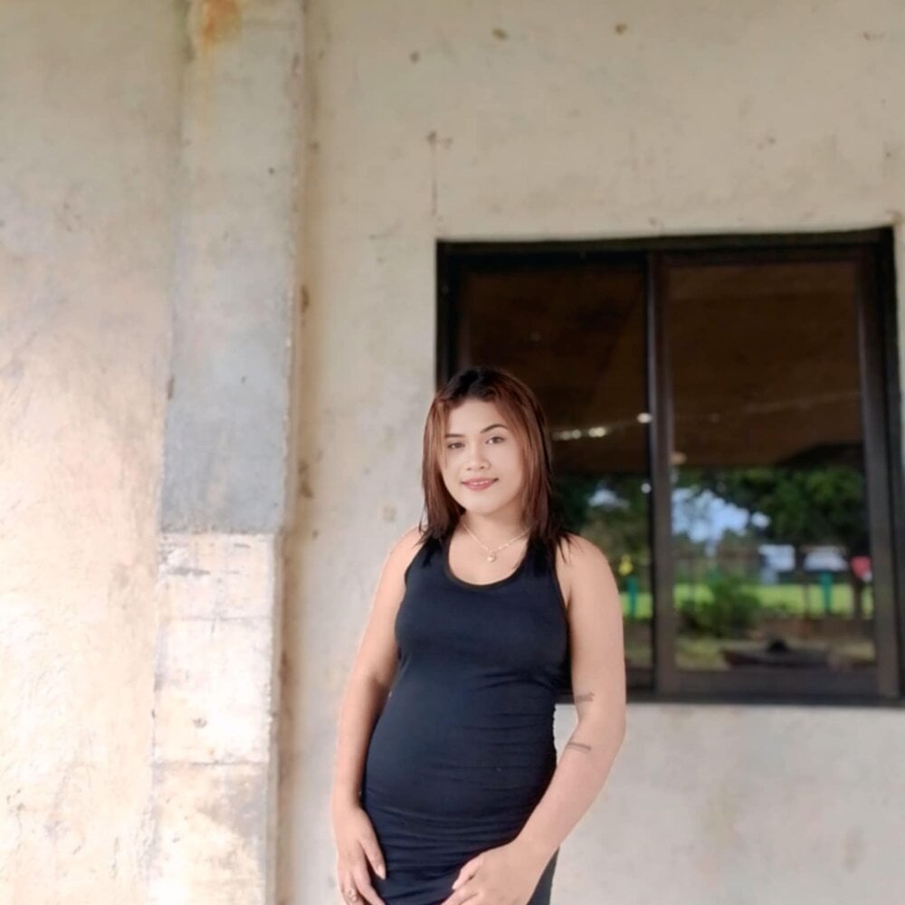 Mia_kisses07