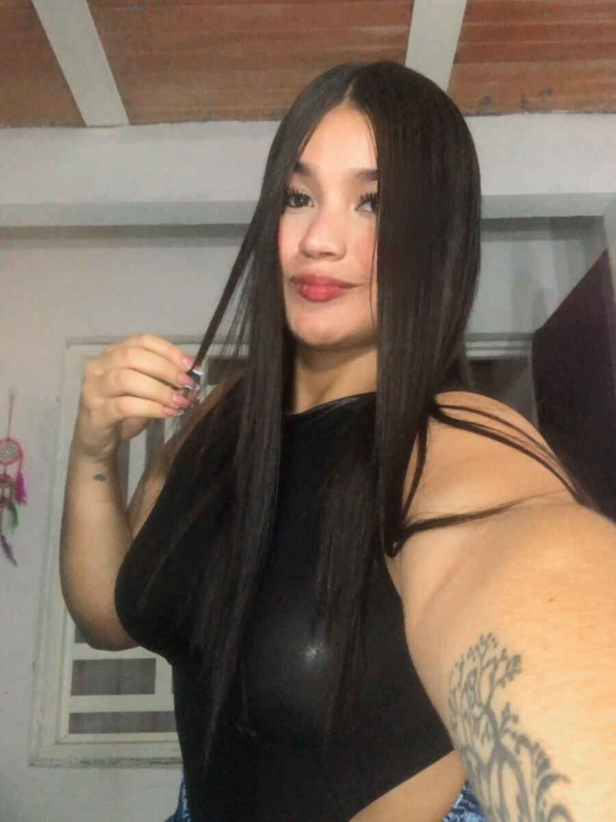 ariana_boobs_