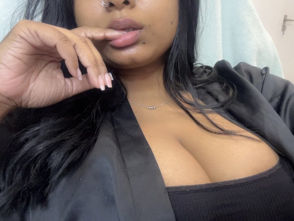 layla_amin